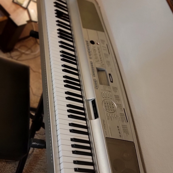 Yamaha DGX-500 portable grand piano - Picture 3 of 11